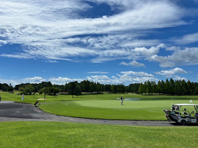 この時期のグリーンに穴が…？エアレーションの目的と理由について