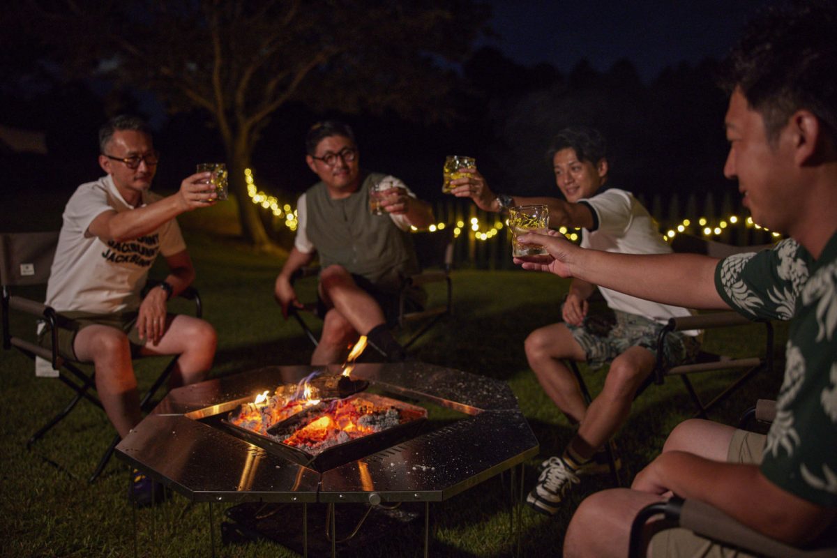 焚火を囲って乾杯