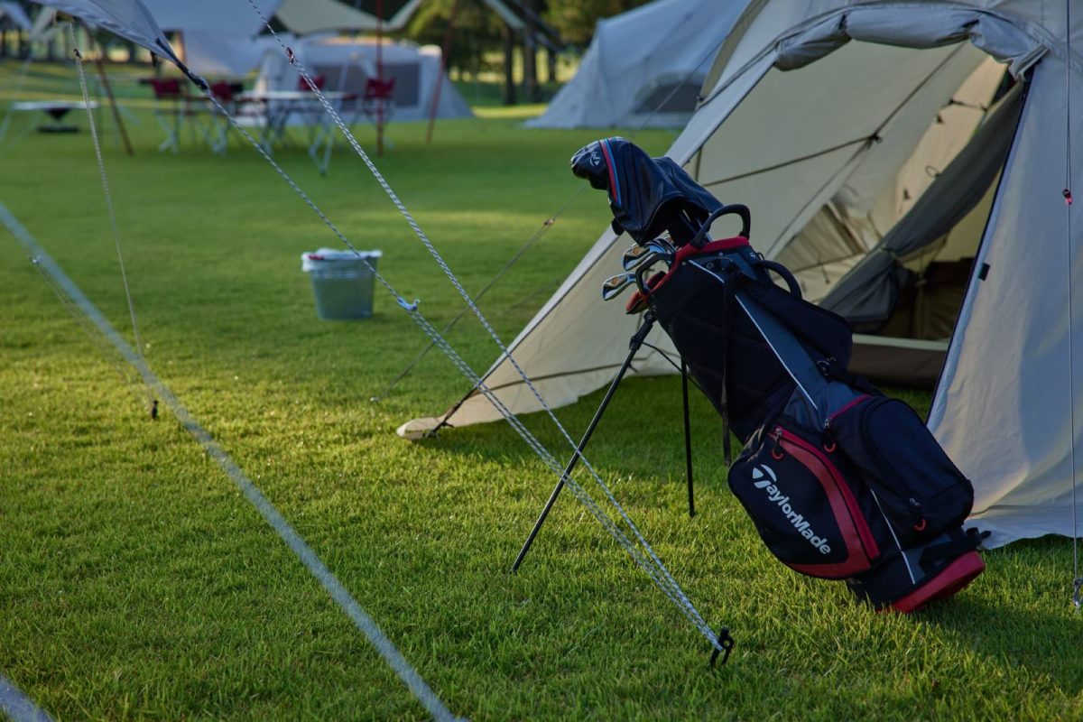 テントとゴルフバッグ